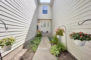 2164 Seaver Ln, Hoffman Estates, IL 60169 - Photo 2