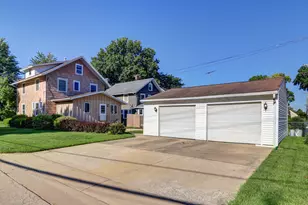 302 W 13th St, Sterling, IL 61081 - Photo 2