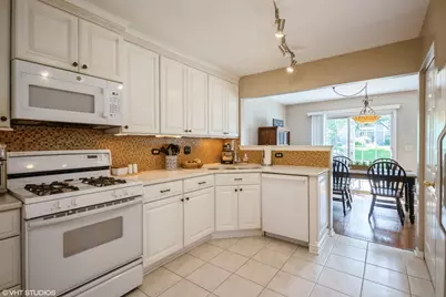 707 Clover Hill Court, Elk Grove Village, IL 60007 - Photo 8