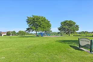 39 S Oakhurst Dr, Aurora, IL 60504 - Photo 22