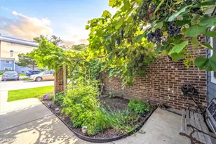 411 Hickory Dr, Wheeling, IL 60090 - Photo 2