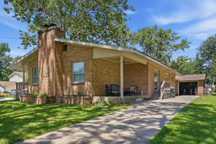 402 E 19th St, Sterling, IL 61081 - Photo 2