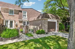 18W074 Jamestown Ln, Villa Park, IL 60181 - Photo 2