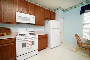 2241 Carillon Dr, Grayslake, IL 60030 - Photo 10