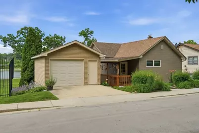 642 Wellington Avenue, Elgin, IL 60120 - Photo 1