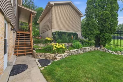 642 Wellington Avenue, Elgin, IL 60120 - Photo 32