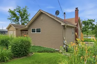 642 Wellington Ave, Elgin, IL 60120 - Photo 2