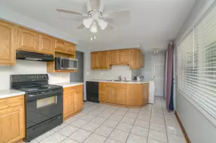 930 Sharon Ln, Schaumburg, IL 60193 - Photo 10