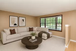 930 Sharon Ln, Schaumburg, IL 60193 - Photo 4