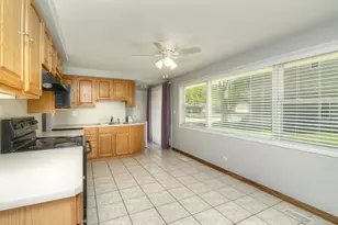930 Sharon Ln, Schaumburg, IL 60193 - Photo 12