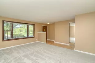 930 Sharon Ln, Schaumburg, IL 60193 - Photo 6