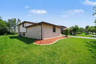 537 Willow Ln, Beecher, IL 60401 - Photo 2
