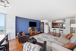 525 W Hawthorne Pl, Chicago, IL 60657 - Photo 2