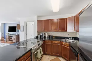 525 W Hawthorne Pl, Chicago, IL 60657 - Photo 6