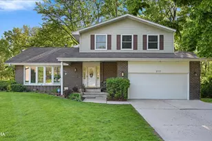 2717 Bordeaux Pl, Lisle, IL 60532 - Photo 2