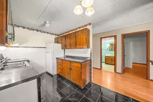 1060 N Farnsworth Ave, Aurora, IL 60505 - Photo 6