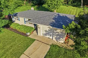 4605 Ashley Dr, McHenry, IL 60050 - Photo 2