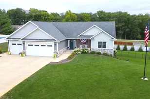 9807 Northridge Cir, Clifton, IL 61727 - Photo 1