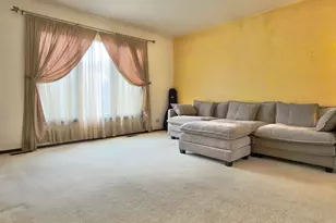 330 Elmwood Ln, Bloomingdale, IL 60108 - Photo 6