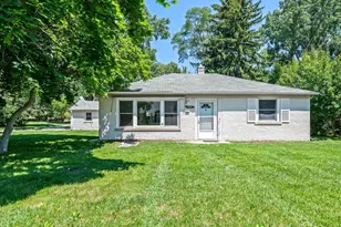 902 E Rockland Rd, Libertyville, IL 60048 - Photo 1