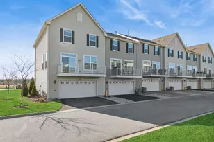 511 Cimmaron Cir, Crystal Lake, IL 60012 - Photo 2
