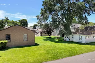 319 N Lord Ave, Carpentersville, IL 60110 - Photo 4