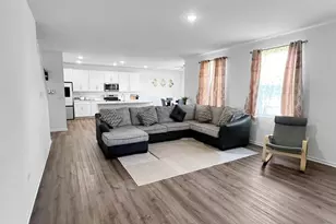 765 Kentshire Cir, Elgin, IL 60124 - Photo 4