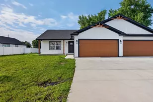 902 W South St, Lexington, IL 61753 - Photo 6