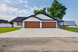 902 W South St, Lexington, IL 61753 - Photo 2