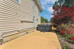 327 Oakwood Dr, Antioch, IL 60002 - Photo 30