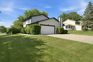 701 Bayberry Dr, Bartlett, IL 60103 - Photo 2