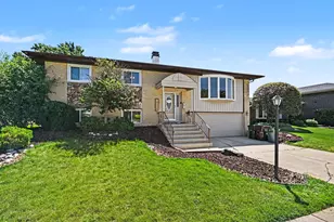 15329 Maple Dr, Oak Forest, IL 60452 - Photo 2