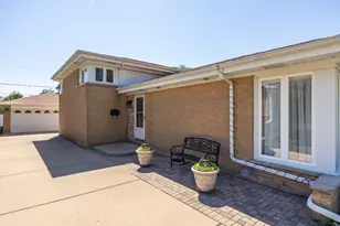 9227 Merrill Ave, Morton Grove, IL 60053 - Photo 4