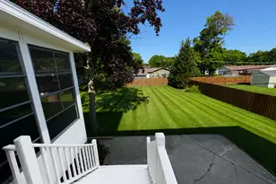2010 Carleton Rd, Hoffman Estates, IL 60169 - Photo 2