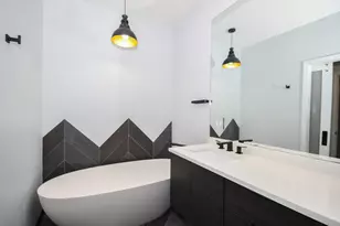 2043 W St Paul Ave, Chicago, IL 60647 - Photo 24