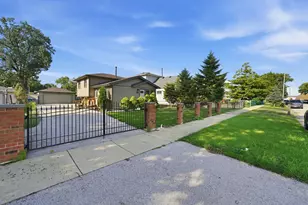 7046 W 72nd Pl, Chicago, IL 60638 - Photo 2