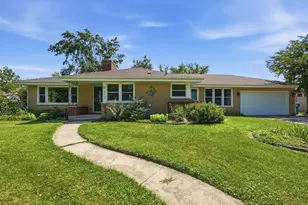 370 Oakwood Dr, Crete, IL 60417 - Photo 1