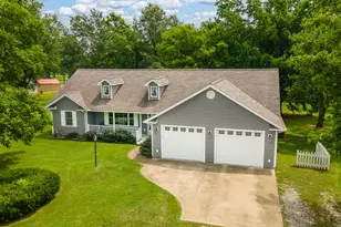 225 Southwest Dr, Harrisburg, IL 62946 - Photo 2