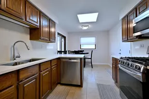 10542 Camelot St, Westchester, IL 60154 - Photo 8