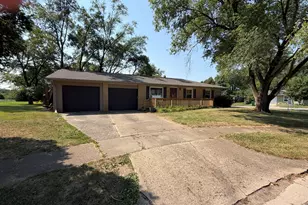 8 Sandburg Ct, Clifton, IL 61727 - Photo 2