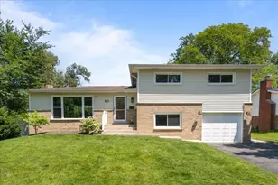 821 Castlewood Ln, Deerfield, IL 60015 - Photo 1
