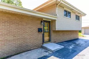 308 Wheeling Ave, Wheeling, IL 60090 - Photo 2