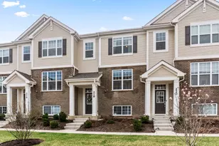 218 Timberleaf Cir, Roselle, IL 60172 - Photo 2