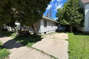 244 W Homer St, Freeport, IL 61032 - Photo 2