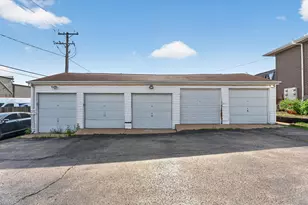 613 E 3rd St, Lockport, IL 60441 - Photo 30