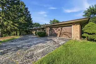 9041 S 84 Ct, Hickory Hills, IL 60457 - Photo 2