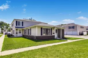 1313 Cove Dr, Prospect Heights, IL 60070 - Photo 2