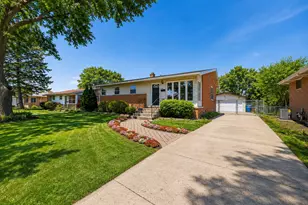 322 E Alden Dr, Addison, IL 60101 - Photo 2