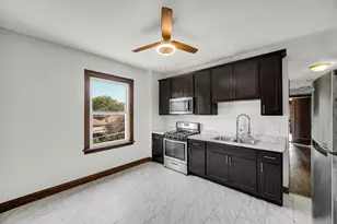 10645 S Prairie Ave, Chicago, IL 60628 - Photo 16