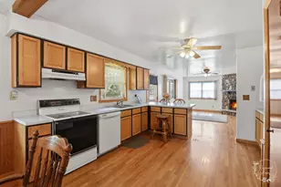 705 E Rosewood St, Watseka, IL 60970 - Photo 8